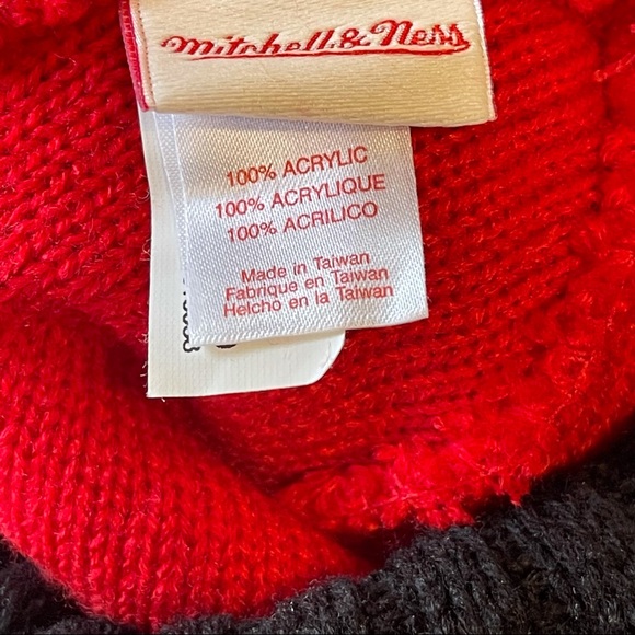 Mitchell & Ness Chicago Bulls Beanie Toboggan Black and Red NBA - Picture 4 of 4